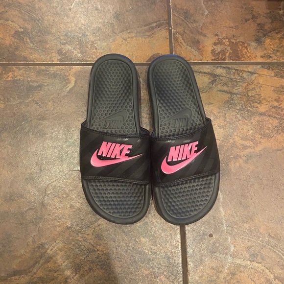 Nike Benassi Slides - Picture 1 of 4